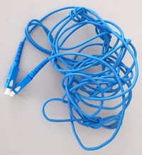 Çalışır durumdaki mavi fiber optik kablo